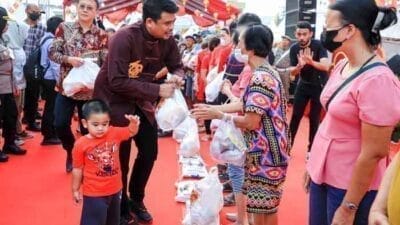 Imlek Fair 2023, Bobby Nasution Serahkan Bantuan 1.080 Sembako untuk Warga Tionghoa