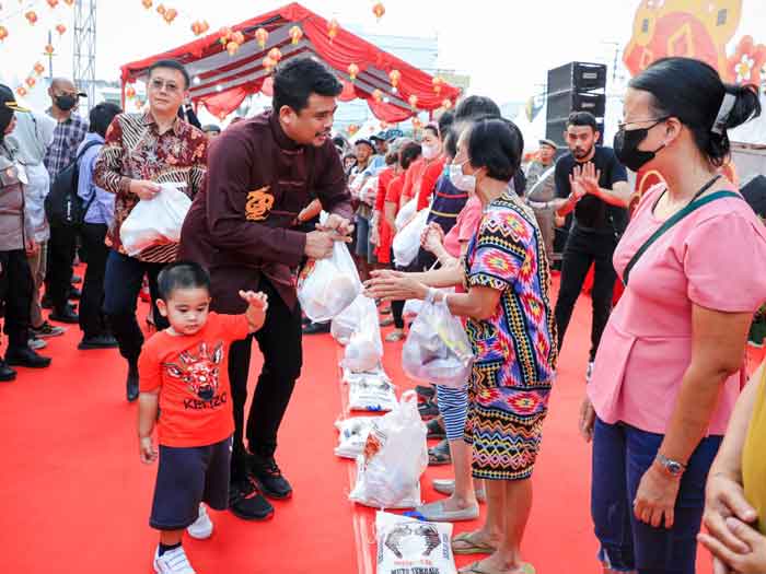 Imlek Fair 2023, Bobby Nasution Serahkan Bantuan 1.080 Sembako untuk Warga Tionghoa