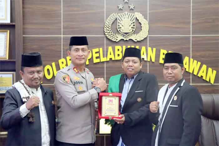 Kapolres Pelabuhan Belawan Terima Penghargaan dari Ketua Sahabat Dai Sumut