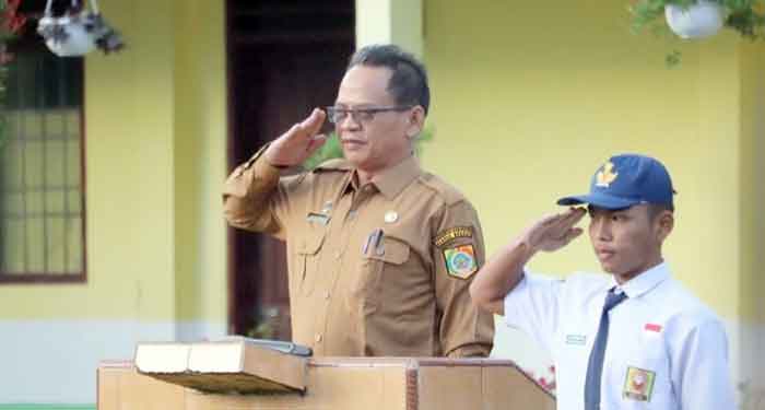Sekda Pakpak Bharat Pimpin Upacara Bendera di SMPN 1 Salak