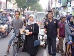Warga Melintas di Jalan AR Hakim Antusias Terima Takjil DPAC PENDAWA Medan Area