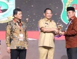 Waris Tholib Terima Penghargaan UHC Award