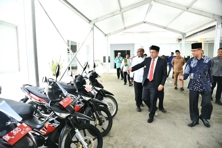 Bupati Batu Bara Serahkan Bantuan Sepmor untuk 12 Pengurus MUI Kecamatan