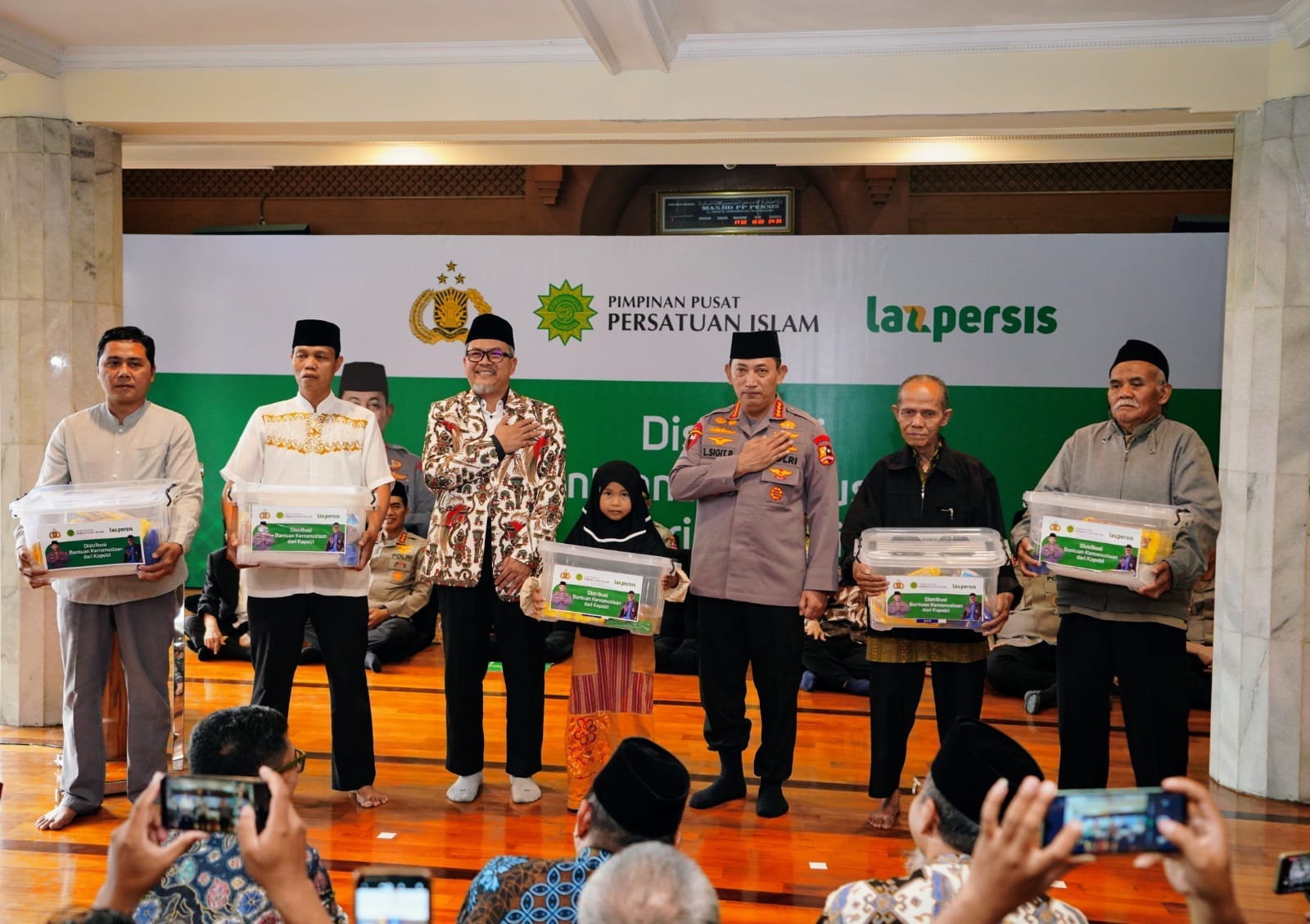 Kerjasama Bareng PP Persis, Kapolri Salurkan 30 Ribu Paket Sembako