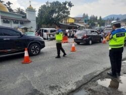 Jalur Wisata Berastagi Diguyur Hujan, Poldasu Atur Lalin Urai Kemacetan