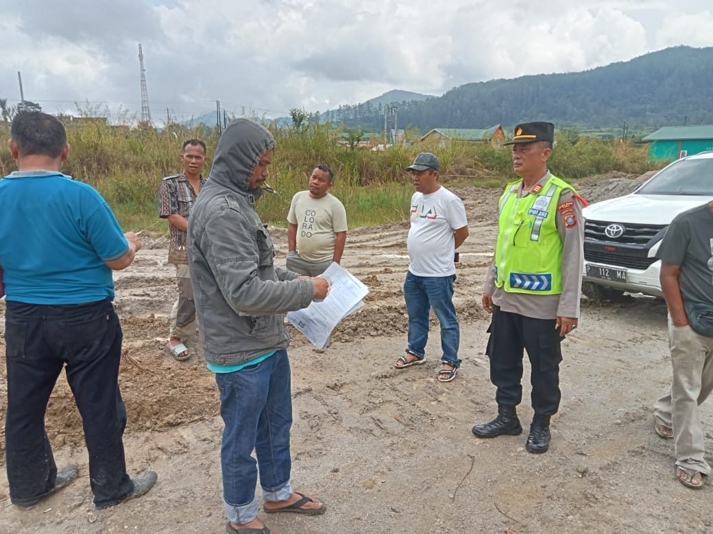 Kapolsek Lumban Julu Turun Langsung Mediasi Kasus Penyerobotan Tanah