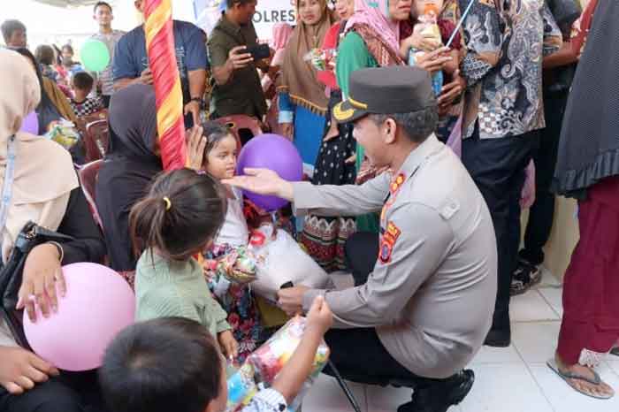 Polres Batu Bara Bersama Forkopimca Bagikan Makanan Tambahan