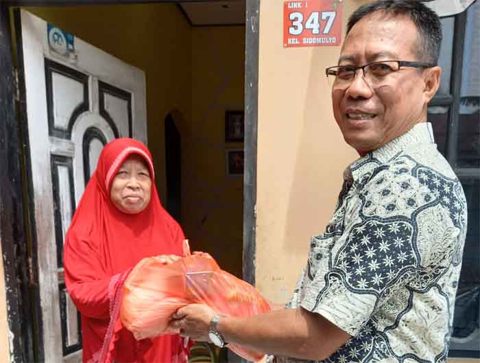 Polres Langkat Berikan Bansos Kepada Warga Kurang Mampu