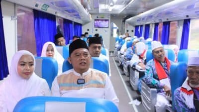 Bupati Labuhanbatu dan Ketua TP PKK Antar Calon Jamaah Haji ke Medan