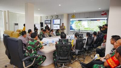 Kapolri Bersama Panglima TNI Tinjau 91 Command Center