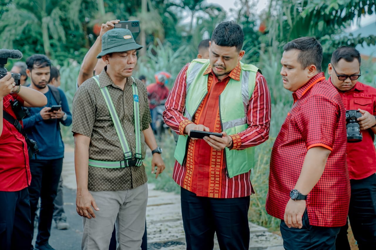 Temukan Pengaspalan Jalan Bunga Rampai III Dilakukan Asal-asalan, Bobby Nasution Minta Dikorek & Diaspal Ulang