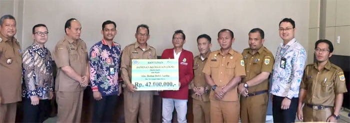 Bupati Pakpak Bharat Serahkan Santunan JKM