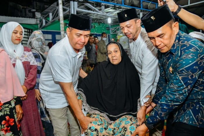 Bupati Zahir Beri Bantuan Kursi Roda dan Tongkat Bagi Warga Difabel
