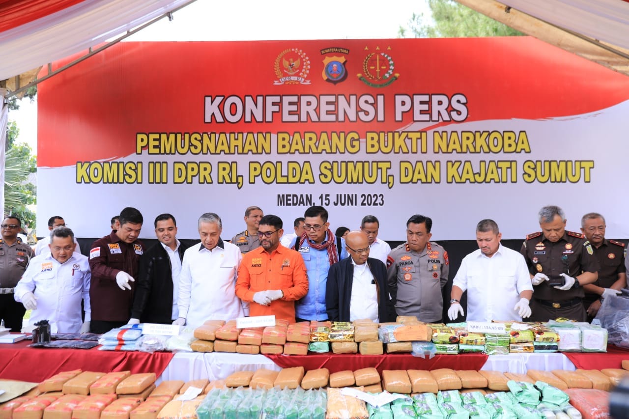 Poldasu, DPR RI dan Kejatisu Musnahkan Barang Bukti Narkoba dan Judi