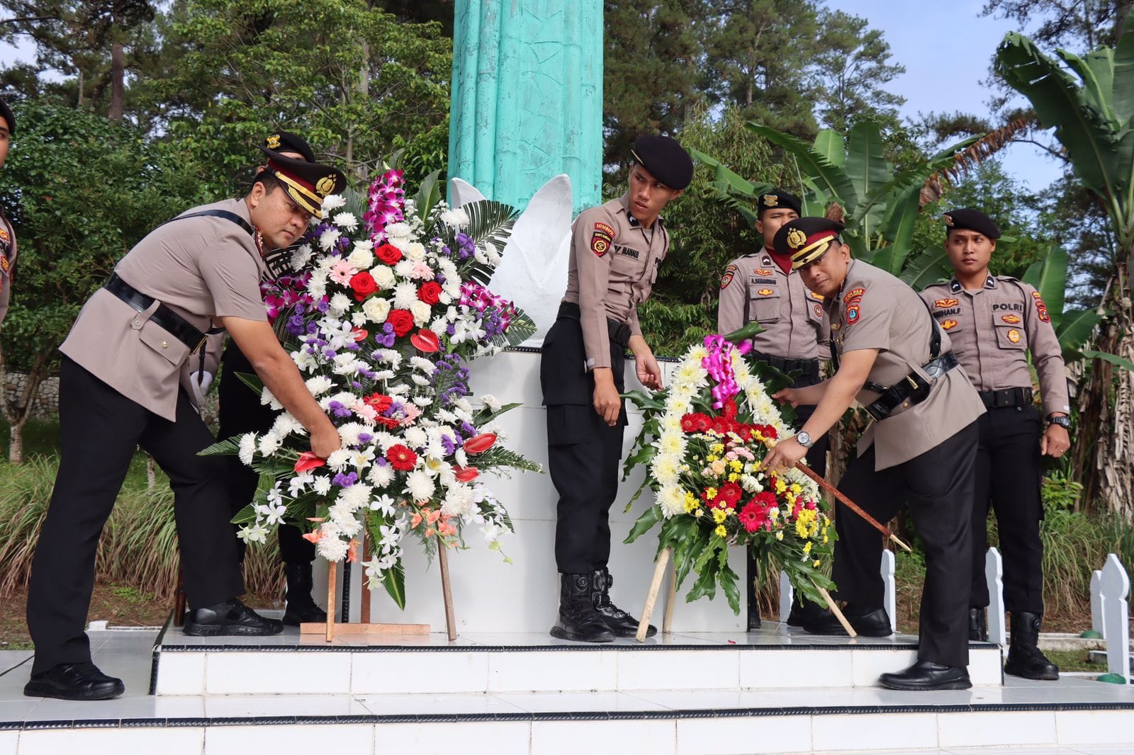 Jelang HUT ke-77 Bhayangkara, Polres Humbahas dan Taput Ziarah ke TMP Tarutung