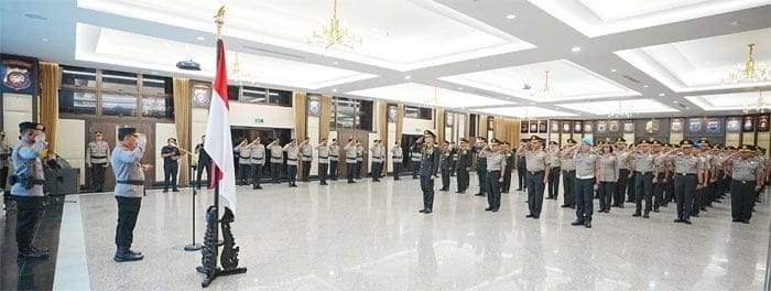 Kapolri Sematkan Tanda Kehormatan Bintang Bhayangkara Pratama ke 22 Pati Polri