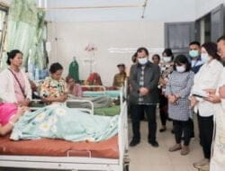 Bupati Eddy Berutu Berangkatkan Widia Sibarani Jalani Penanganan Kanker di RSCM Jakarta