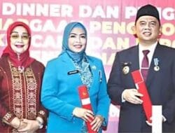 Bupati Labuhanbatu dan Ketua TP PKK Terima Penghargaan Manggala Karya Kencana