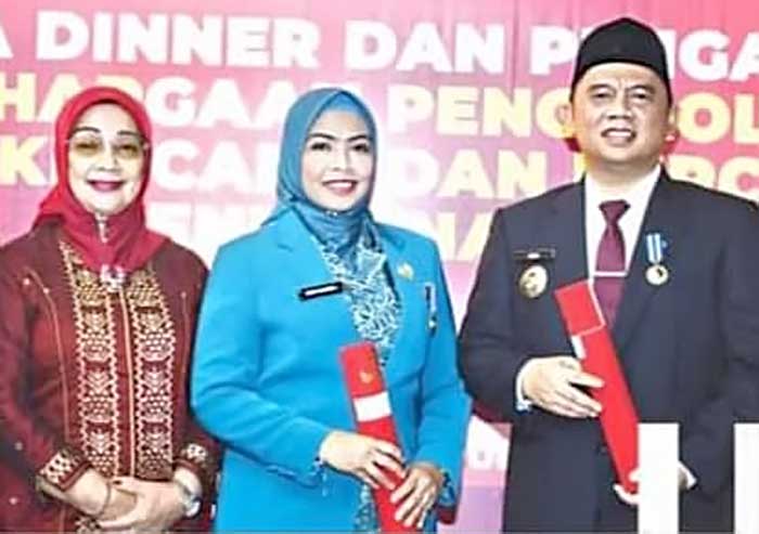 Bupati Labuhanbatu dan Ketua TP PKK Terima Penghargaan Manggala Karya Kencana