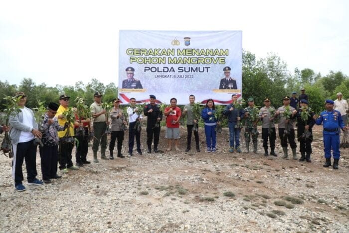 Polda Sumut Lakukan Penanaman Pohon Mangrove