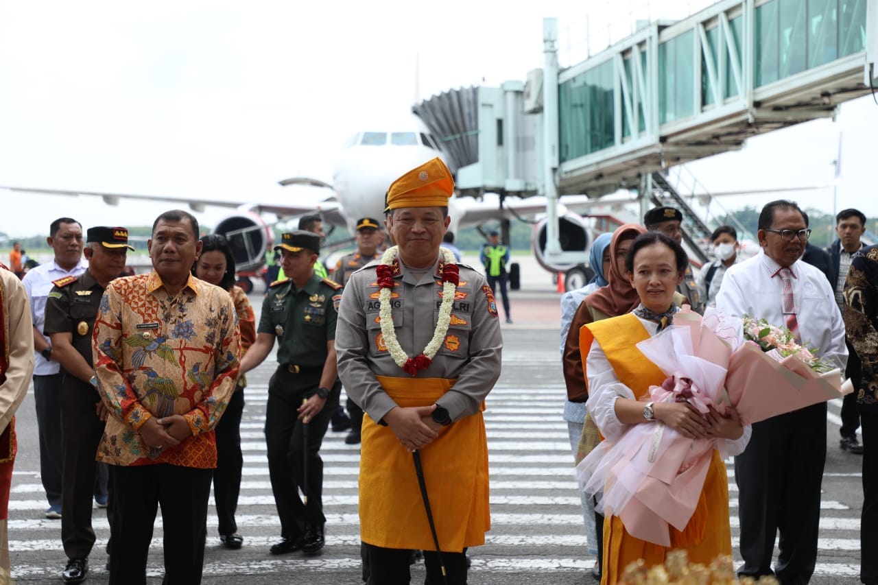 Kapoldasu Irjen Pol Agung Setya Tiba di KNIA dan Tunaikan Salat di Masjid Raya Al-Mashun