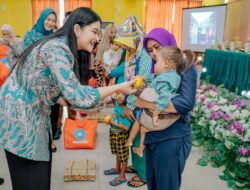 Kahiyang Ayu Beri Makanan Tambahan pada Anak Stunting