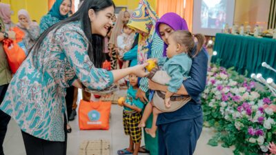 Kahiyang Ayu Beri Makanan Tambahan pada Anak Stunting