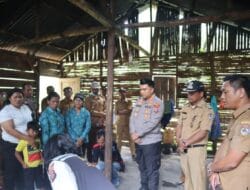 Kapolres Toba Bersama Wakil Bupati Bantu Ibu Kartini Manurung