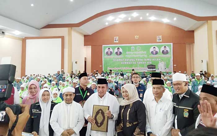 Lantunan Selawat Sambut Jemaah Kloter 11 di Asrama Haji Medan
