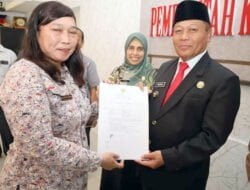 Wali Kota Tanjungbalai Serahkan SK Kenaikan Pangkat