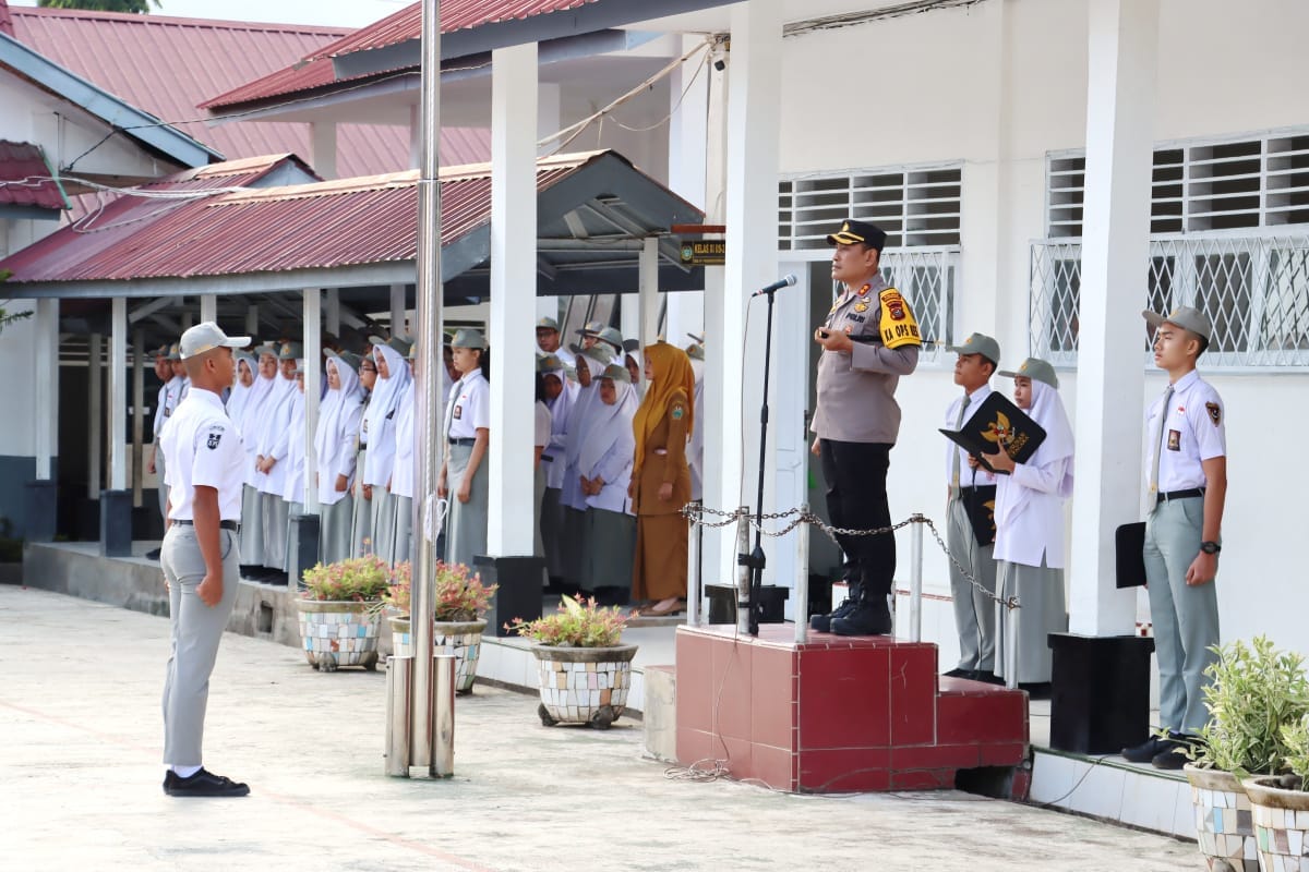 Kapolres Padangsidimpuan Jadi Inspektur Upacara di SMAN 1