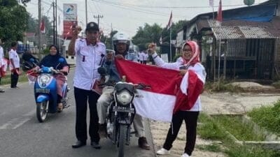 Kesbangpol dan FKDM Batu Bara Bagikan Bendera Merah Putih