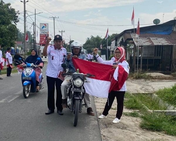 Kesbangpol dan FKDM Batu Bara Bagikan Bendera Merah Putih