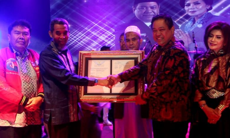 Bupati Dairi Dapat Penghargaan dari Majalah TEMPO Kategori Pendorong Ekonomi Kerakyatan