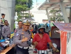 Ditlantas Polda Sumut Bagikan 200 Helm SNI ke Abang Betor