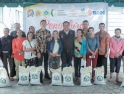 Bupati Dairi Tinjau Pemberian Bantuan Beras di Kantor Pos Sidikalang