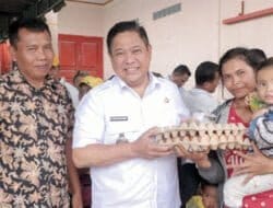 Bupati Eddy Berutu Bagikan Bantuan Ibu Hamil dan Balita