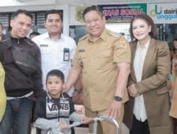 Bupati Eddy Berutu Serahkan Bantuan untuk Disabilitas