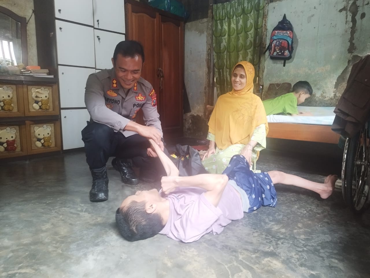 Lihat Warga Alami Gangguan Kesehatan, Kapolres Sibolga Langsung Berikan Bantuan