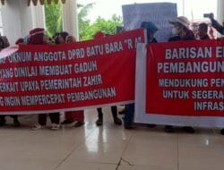 Aksi Damai Tunas Muda Gemkara Batu Bara di Depan Kantor Bupati Nyaris Ricuh