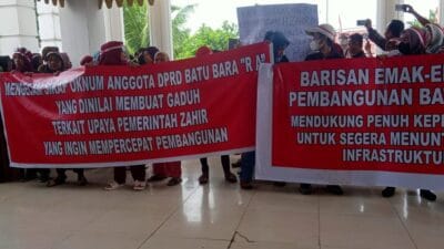Aksi Damai Tunas Muda Gemkara Batu Bara di Depan Kantor Bupati Nyaris Ricuh