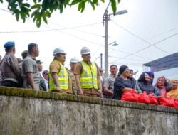 Pemko Medan Lebarkan Parit Emas Jalan Sampali