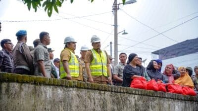 Pemko Medan Lebarkan Parit Emas Jalan Sampali