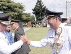 Bupati Dairi Serahkan Piagam Pengharagaan