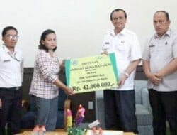 Wakil Bupati Pakpak Bharat Serahkan Santunan Jaminan Kematian