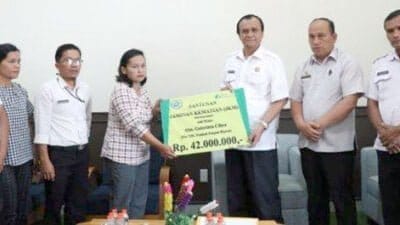 Wakil Bupati Pakpak Bharat Serahkan Santunan Jaminan Kematian