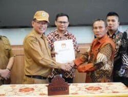 Bupati Pakpak Bharat Tandatangani Bantuan Hibah Daerah