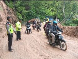 Gerak Cepat TNI-Polri Bersihkan Material Longsor Tutupi Jalan Lintas Toba-Taput