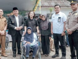 Bupati Eddy Berutu Serahkan Kursi Roda
