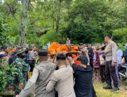 Polda Sumut Kerahkan Personel Bantu Evakuasi Korban Bencana Longsor di Humbahas